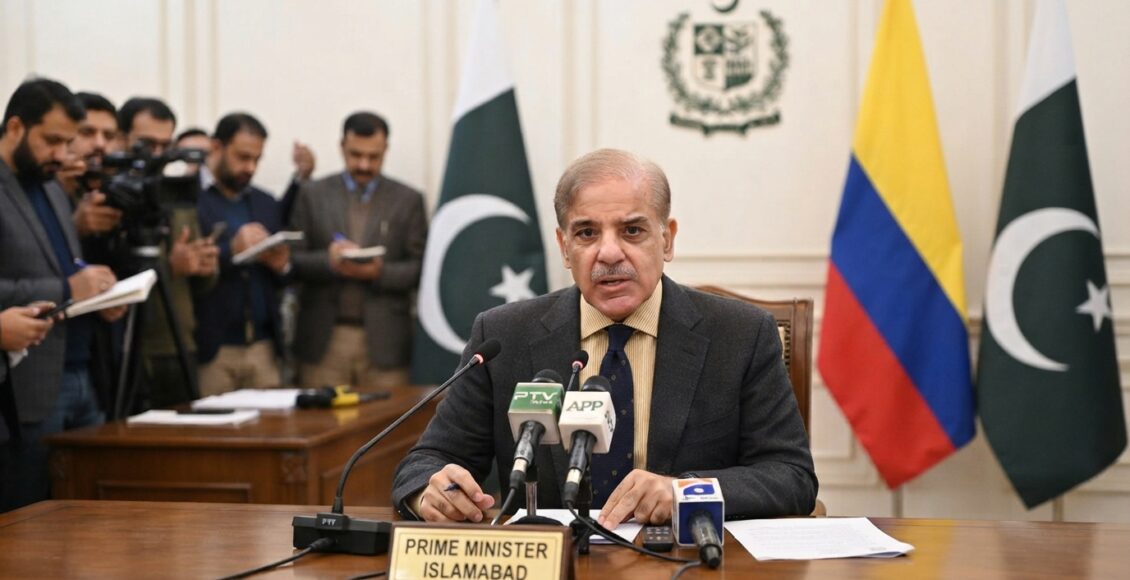 اسلام آباد(اے ایف بی) وزیراعظم شہبازشریف نے کولمبیا میں آنیوالے شدید زلزلے کے نتیجے میں جانی و مالی تباہی پر گہرے دکھ اور افسوس کا اظہار کیا ہے۔ وزیر اعظم ہاؤس سے جاری بیان کے مطا بق شہبا زشریف نے کہا کہ پاکستان کی حکومت اور عوام اس المناک سانحے میں قیمتی انسانی جانوں کے ضیاع پر کولمبیا کے عوام اور متاثرہ خاندانوں کے غم میں برابر کے شریک ہیں۔انہوں نے کولمبیا کے صدر ایبلارڈو ڈی لا ایسپریئلا، وہاں کے عوام اور ان تمام خاندانوں سے دلی تعزیت کا اظہار کیا جنہوں نے زلزلے کی تباہ کاری کے باعث اپنے پیاروں کو کھو دیا۔ وزیراعظم نے متاثرہ خاندانوں کے لیے صبر اور حوصلے کی دعا بھی کی۔وزیراعظم نے زلزلے کے نتیجے میں زخمی ہونے والے افراد اور اس قدرتی آفت سے متاثر ہونے والے تمام لوگوں کے لیے بھی ہمدردی کا اظہار کیا۔ انہوں نے کہا کہ پاکستان کی دعائیں اور نیک خواہشات اس مشکل وقت میں زخمیوں اور متاثرین کے ساتھ ہیں۔ شہباز شریف نے اپنے پیغام میں واضح کیا کہ پاکستان اس مشکل گھڑی میں کولمبیا کے عوام کے ساتھ کھڑا ہے۔ انہوں نے کہا کہ قدرتی آفت سے پیدا ہونے والی اس صورتحال میں پاکستانی عوام اور حکومت کولمبیا کے متاثرین کے دکھ کو محسوس کرتے ہیں اور ان کے ساتھ مکمل یکجہتی کا اظہار کرتے ہیں۔