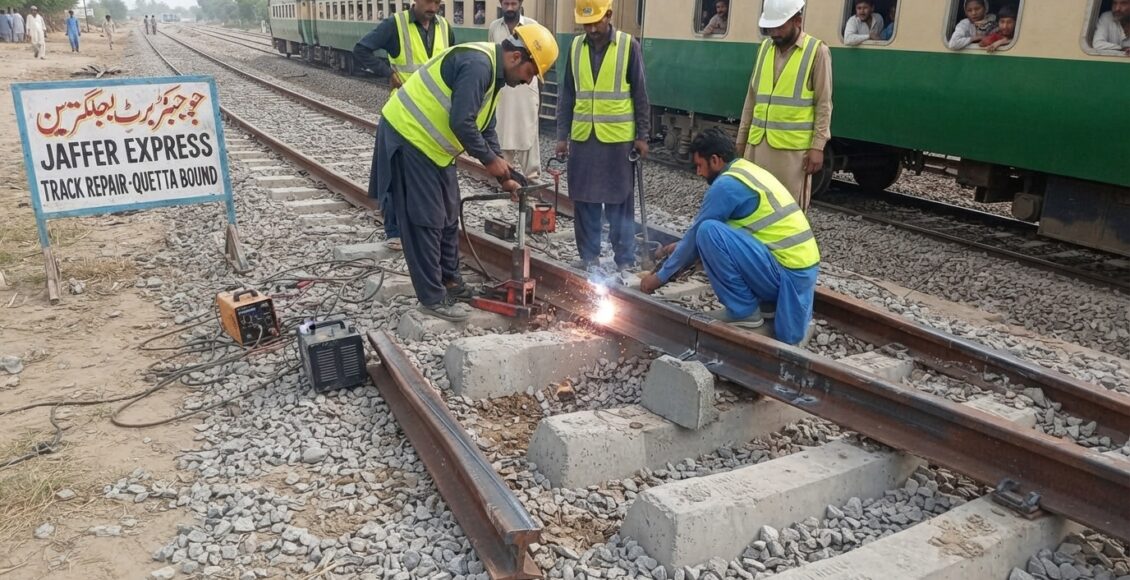 جیکب آباد میں جعفر ایکسپریس کی آمد سے قبل ریلوے ٹریک پر دھماکا، پٹڑی کو نقصان، مرمتی کام کے بعد جعفر ایکسپریس کوئٹہ کے لیے روانہ